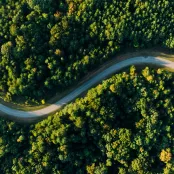 Vue aérienne d'une route de campagne.
