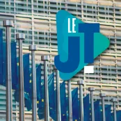 Logo Le JT sur fond de drapeaux européens. 