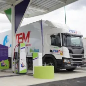 Deux camions à la station d'avitaillement en BioGNV