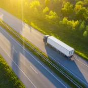 Camion sur une route ensoleillée