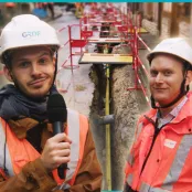 Bastien Valleron avec un technicien sur un chantier.