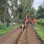 Photo du creusement d'une tranchée sur le chantier de Loudun-Saumur