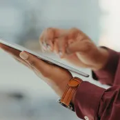 personne tapant su sa tablette