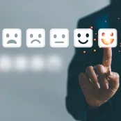 picto de bonhommes souriants ou grimaçant avec photo d'un doigt qui sélectionne un des picto