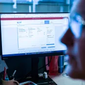 Collaboratrice d'un centre d'appels de GRDF devant son ordinateur