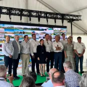 Philippe Vasseur et les acteurs régionaux de la filière devant les 100 unités de la région.  