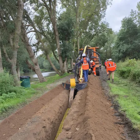 Photo du creusement d'une tranchée sur le chantier de Loudun-Saumur