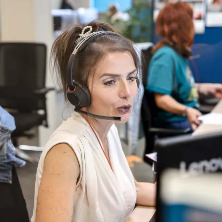 Conseillère téléphonique répondant à un appel client