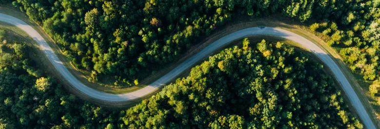 Vue aérienne d'une route de campagne.