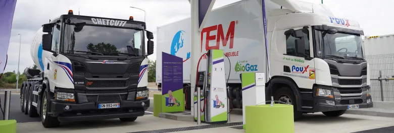 Deux camions à la station d'avitaillement en BioGNV