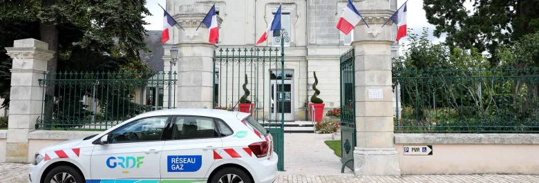 Voiture GRDF et mairie en fond