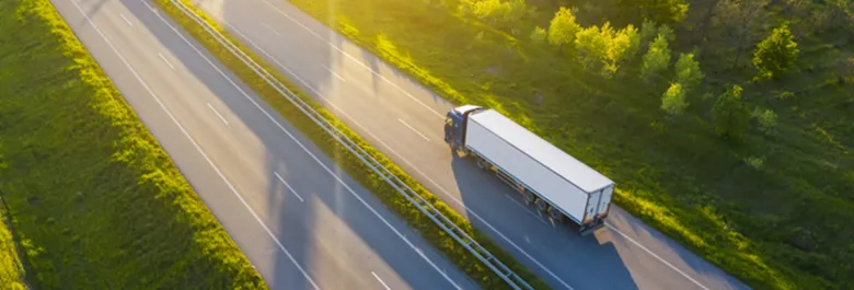 Camion sur une route ensoleillée