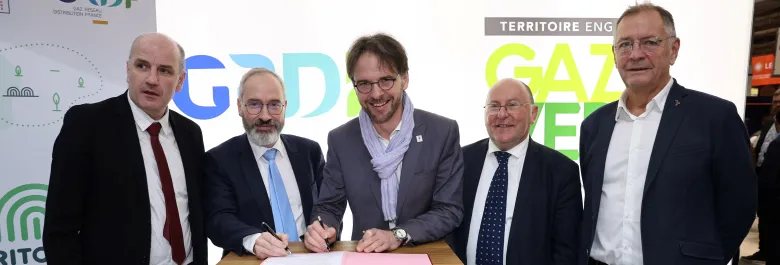 Photo de la signature avec des représentants de l'Ademe, de GRDF