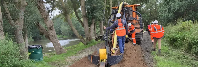Photo du creusement d'une tranchée sur le chantier de Loudun-Saumur