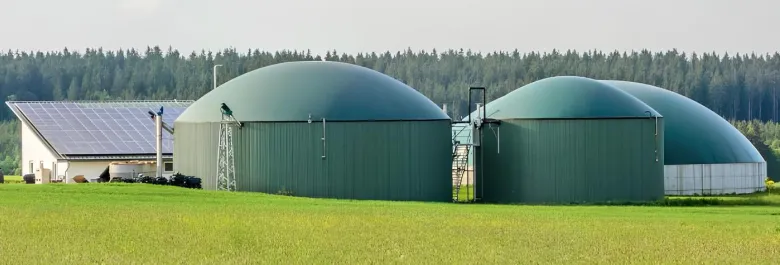 Photo d'une unité de méthanisation avec le logo Gaz vert, local et renouvelable 