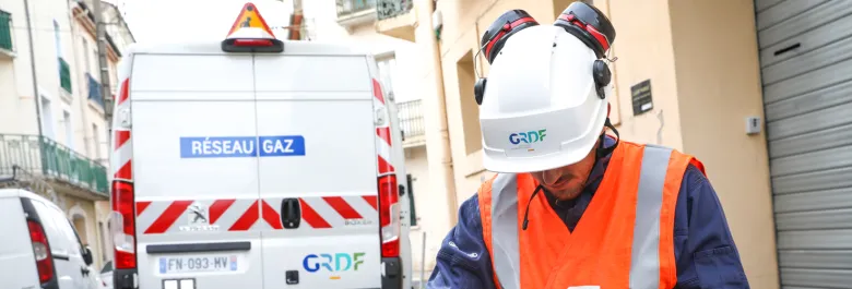 camion et technicien GRDF