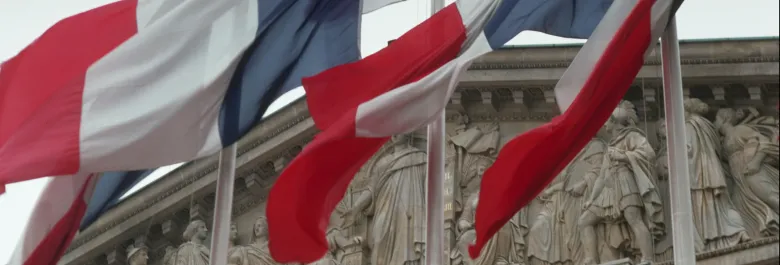 L'Assemblée nationale derrière des drapeaux français