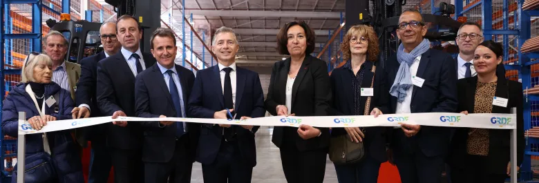 Laurence Poirier-Dietz et les partenaires qui coupent le ruban GRDF dans la nouvelle plateforme logistique lors de l'inauguration