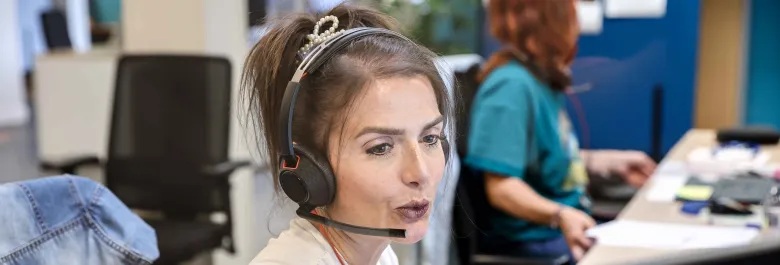 Conseillère téléphonique répondant à un appel client