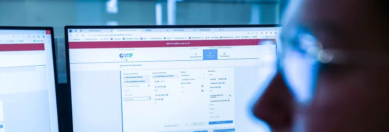 Collaboratrice d'un centre d'appels de GRDF devant son ordinateur