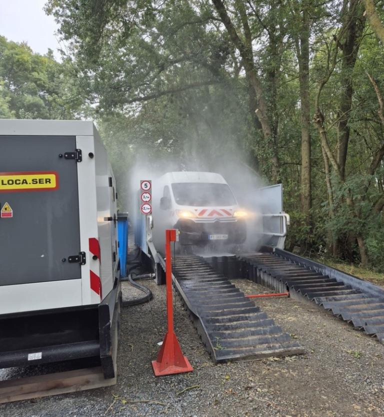 Lavage des engins de chantier pour éviter la prolifération de plantes invasives Lavage des engins de chantier pour éviter la prolifération de plantes invasives