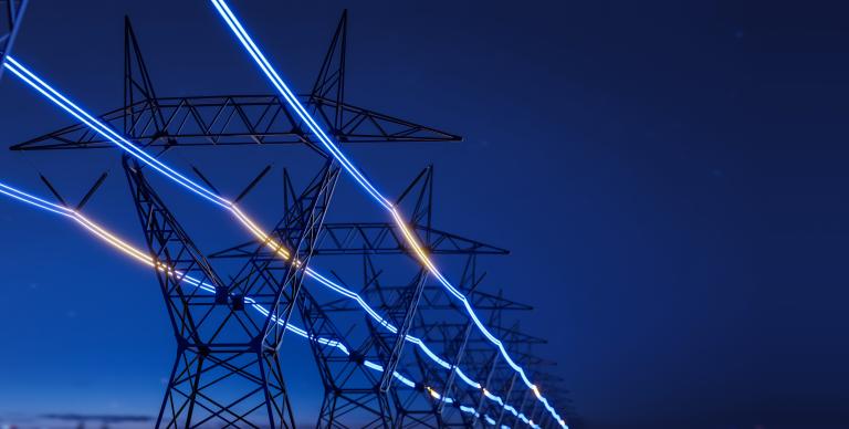 Tour de transmission électrique à haute tension avec ligne de courant incandescente.