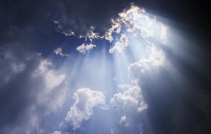 Ciel avec une éclaircie.
