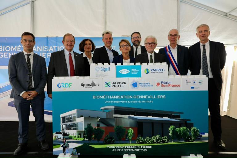 Pose de la première pierre sur le site de Gennevilliers Pose de la première pierre sur le site de Gennevilliers