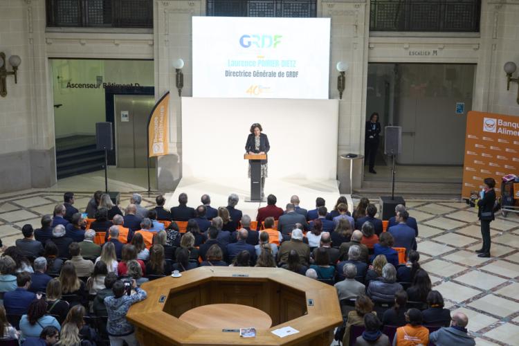 Vue d'ensemble du discours de Laurence Poirier-Dietz devant le public