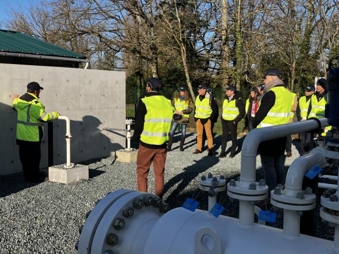 Photo du parcours de visite de la plateforme avec visiteurs