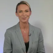 Sandra Freeman sur le plateau du JT.