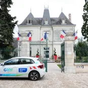 Voiture GRDF et mairie en fond