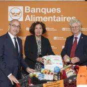 Photo de Laurence Poirier-Dietz, Jean Cottave président de la Fédération Française des Banques Alimentaires et Paul Christophe, ministre des solidarités 