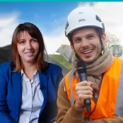 Bastien aux côtés de deux femmes pour les interviewer sur le terrain.