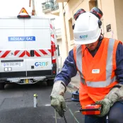 camion et technicien GRDF