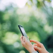 Personne utilisant son smartphone. 