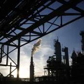 Industrie photographiée en plein jour.