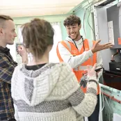 Technicien gaz installant un équipement gaz chez des clients