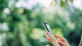 Personne utilisant son smartphone. 