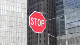 Panneau stop.