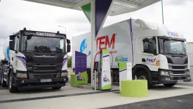 Deux camions à la station d'avitaillement en BioGNV