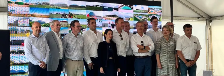 Philippe Vasseur et les acteurs régionaux de la filière devant les 100 unités de la région.  