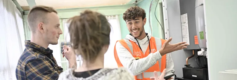 Technicien gaz installant un équipement gaz chez des clients