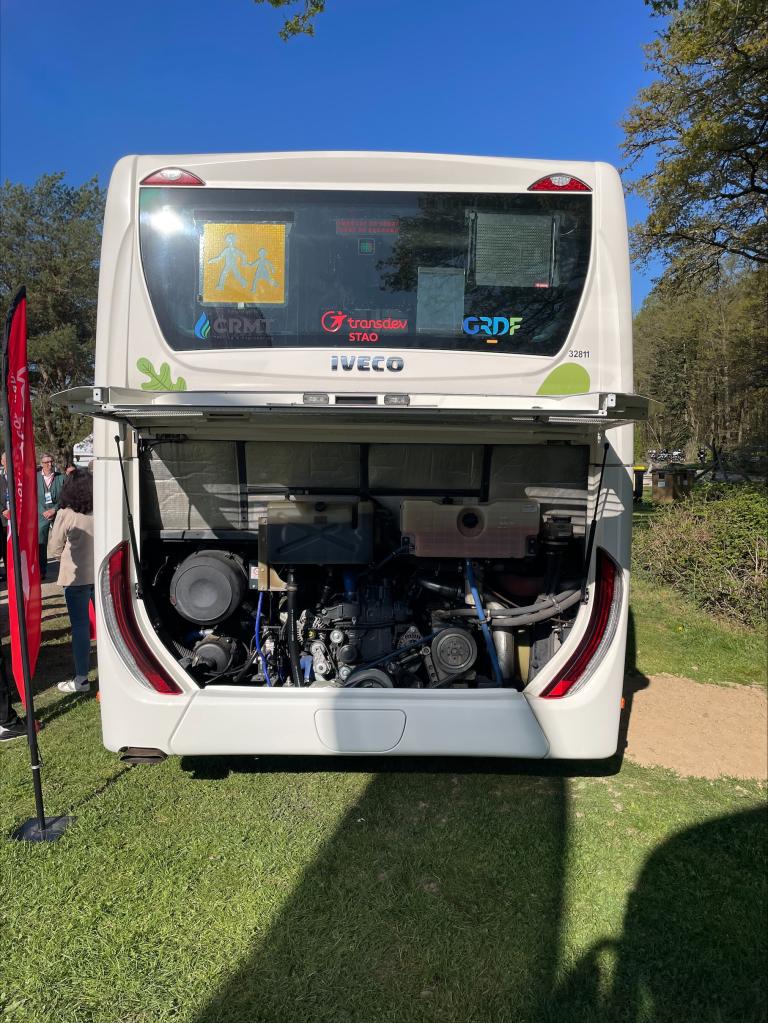 Moteur du bus rétrofité au biogaz 