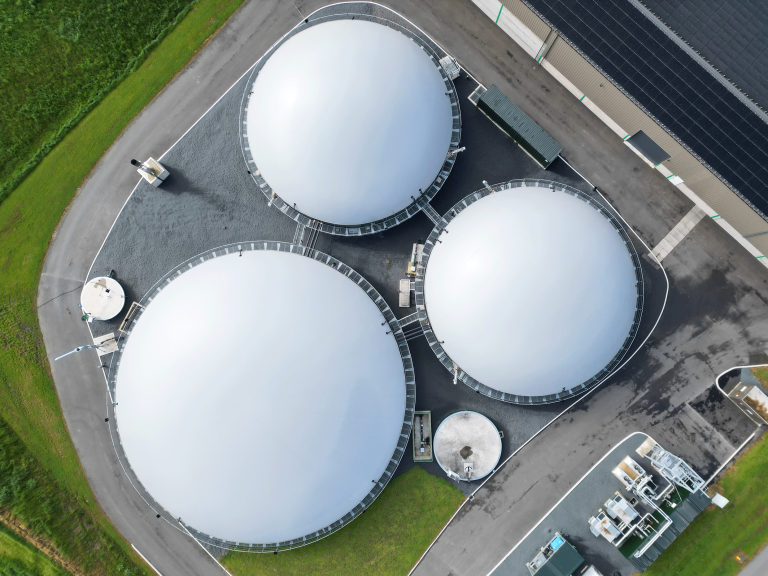 Site de méthanisation vu du ciel.