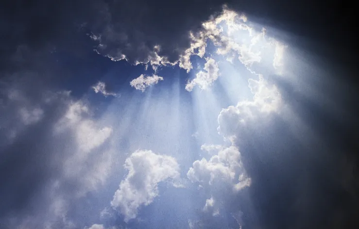 Ciel avec une éclaircie.