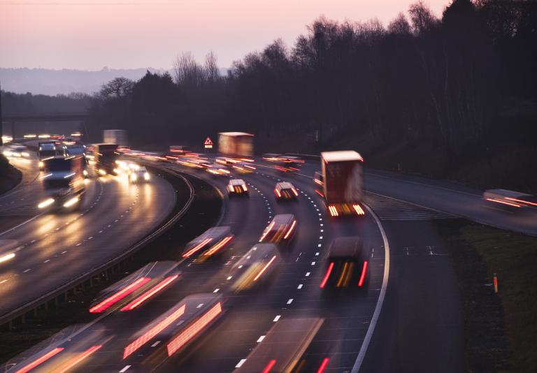 Circulation dense sur autoroute en fin de journée.