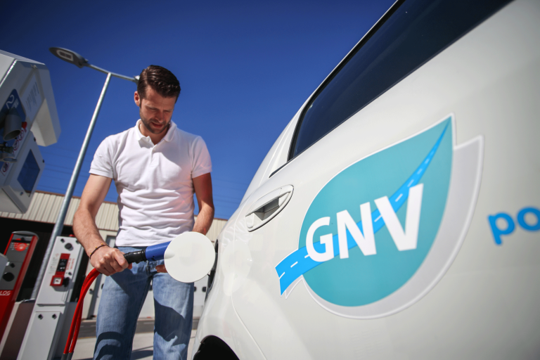 Véhicule roulant au BioGNV arrêté en station à Pontoise.